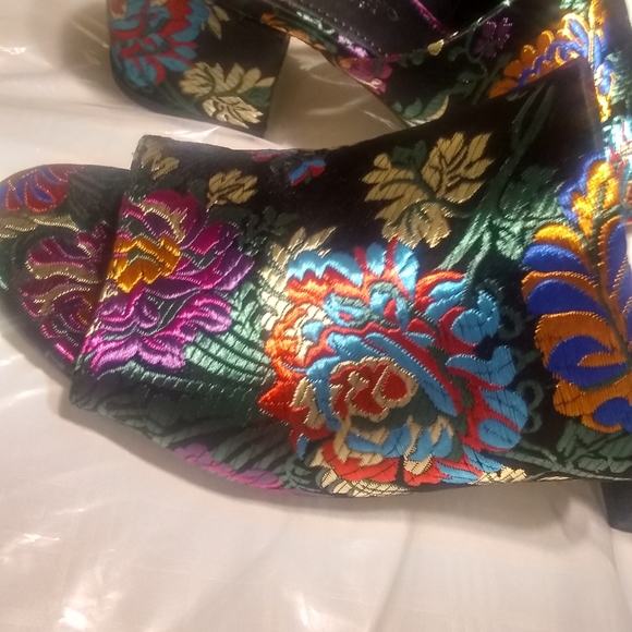 Christian Siriano shoes - Picture 6 of 11